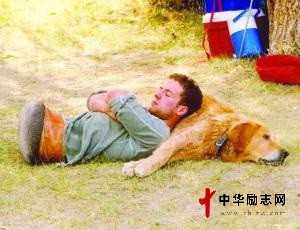 “无腿帅哥”滑板代步走天涯