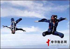 英国“无腿兵”酷爱高空跳伞