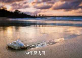 把悲痛藏在微笑下面