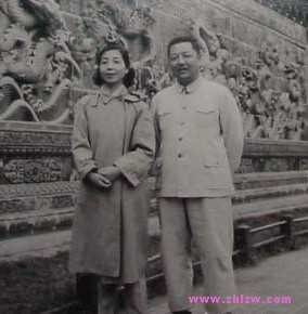 习仲勋和夫人齐心在北海公园九龙壁前合影