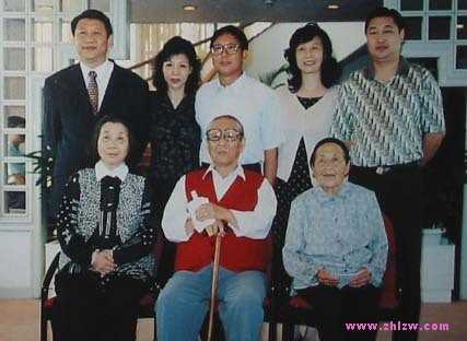 习仲勋和夫人齐心、妹习冬英,后左近平、安安、正宁、桥桥、远平