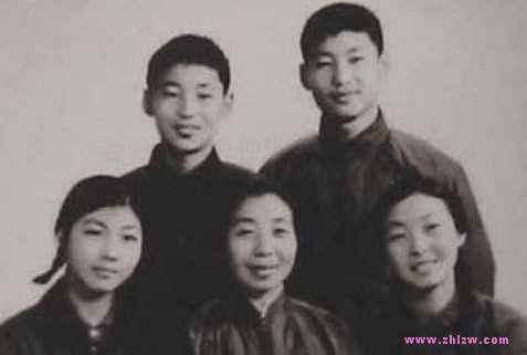 幸福一家人 习仲勋与夫人齐心及儿女旧照(图)