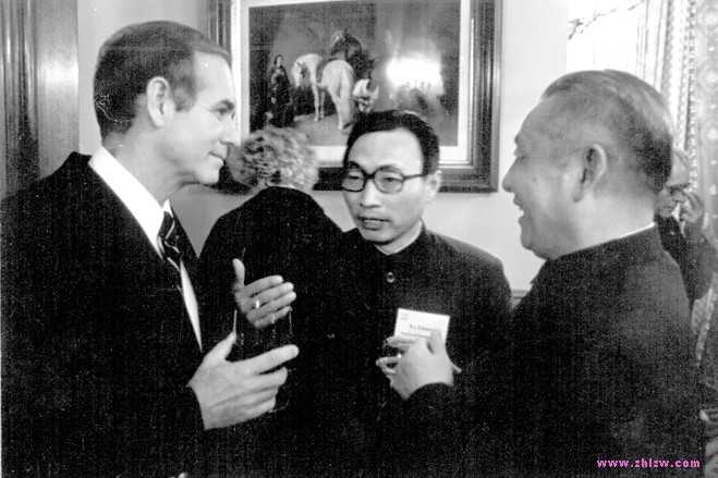习仲勋(右)与当时的艾奥瓦州州长雷伊(Robert Ray)交谈。