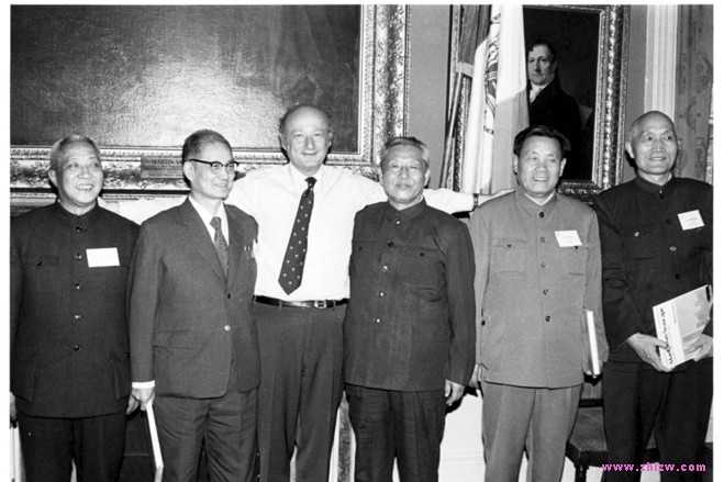 习仲勋(右三)与当时的纽约市市长科赫(Ed Koch)合影
