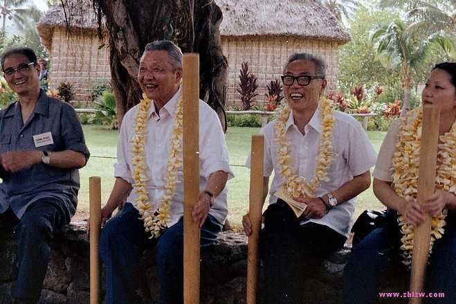 习仲勋(左二)和宋平(左一)参观夏威夷瓦胡岛的波利尼西亚文化中心