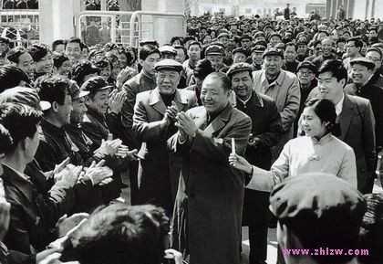 1984年，习仲勋视察新疆生产建设兵团