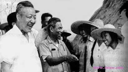 习仲勋在湛江农村视察时与青年交谈。