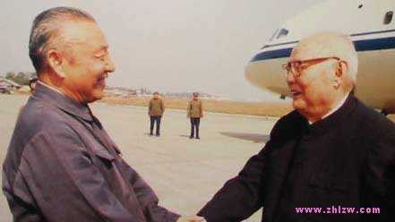 1978年，习仲勋在机场迎接叶剑英到广东视察