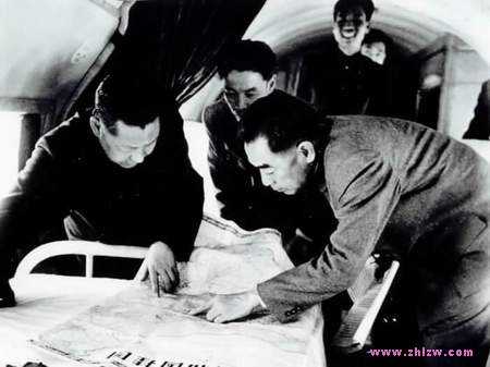 1999年9月30日，江泽民、朱镕基、习仲勋在庆祝建国五十周年招待会上。
