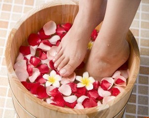 中药热水泡脚有助改善心脏功能