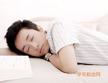 中医养生以手代枕睡眠的三大危害