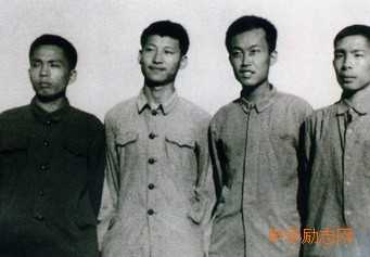 这是1973年上山下乡时期，习近平（左二）在陕西延川县。