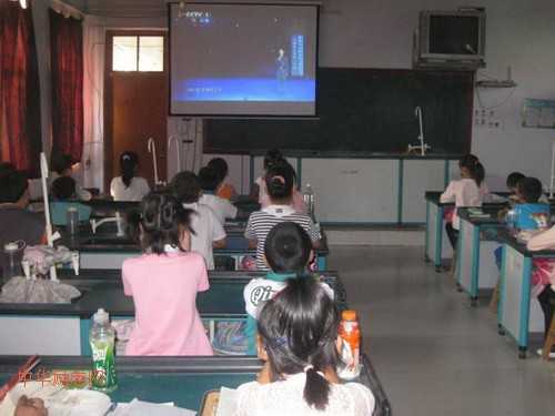 唐坊三小组织学生观看开学第一课“乘着梦想的翅膀”