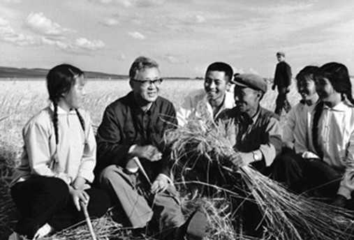 华罗庚深入基层，用深入浅出的语言向工人、农民传授统筹优选法知识