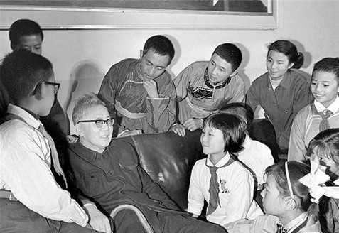华罗庚为培养青少年学习数学的热情，在北京发起组织了中学生数学竞赛活动
