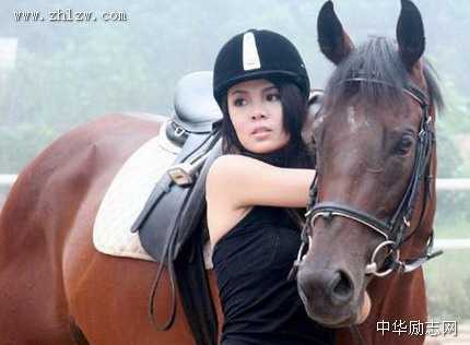 骏马与美女图片_马到成功