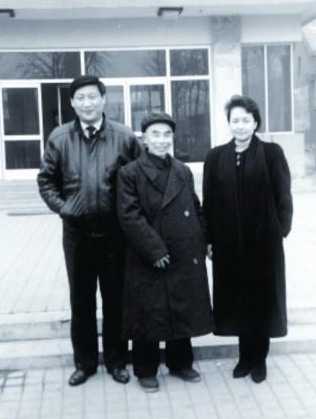 1991年，习近平夫妇和贾大山合影