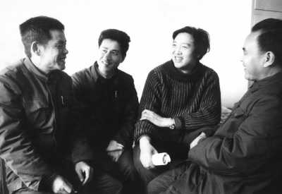上世纪80年代贾大山(左一)参加人民文学笔会